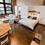 Lit escamotable urbain ouvert blanc dans un loft